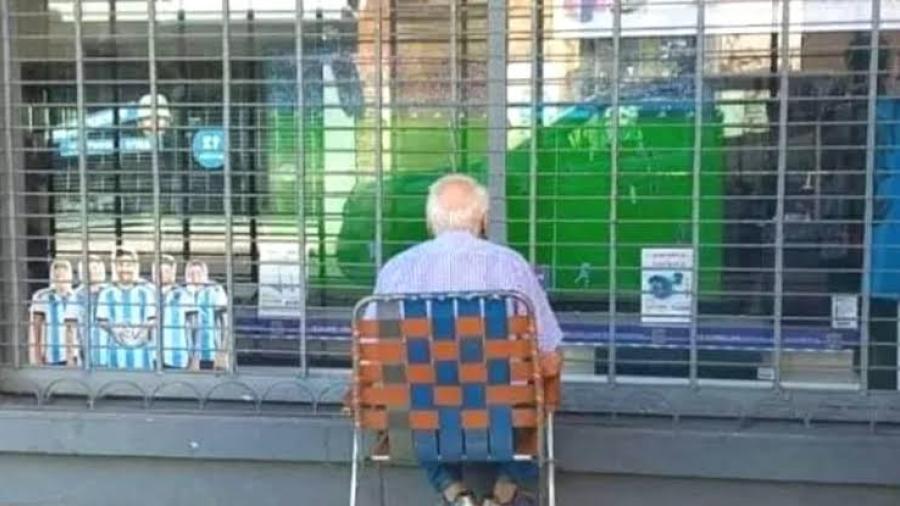 Se hace viral señor que miró partido de la Selección afuera de tienda de negocio