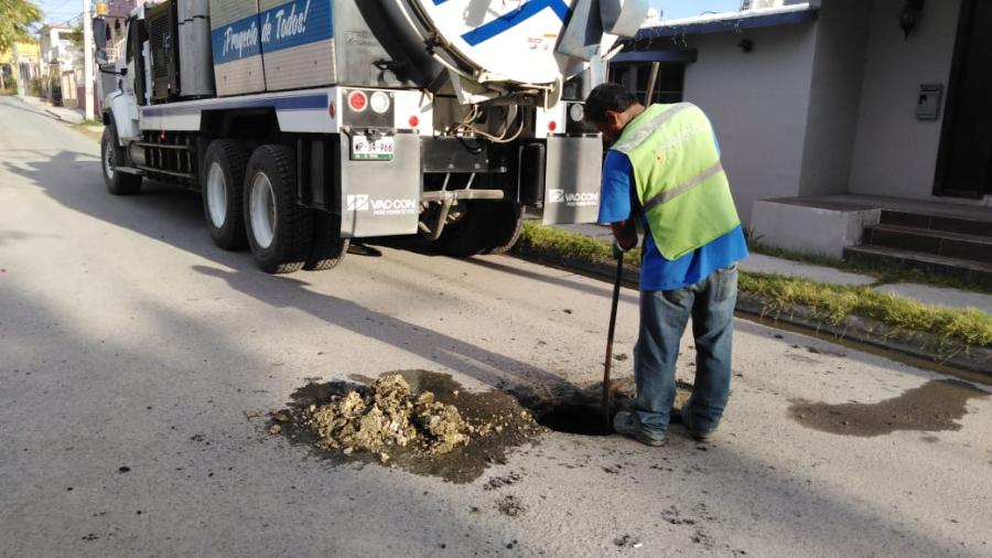 Basura, la causante de taponamientos y brote de aguas residuales