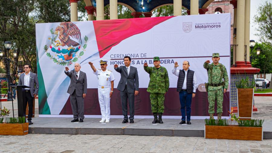 Encabeza alcalde ceremonia de honores a la bandera 