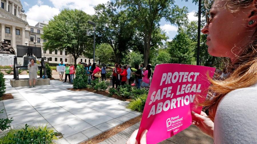Departamento de Justicia de EU demanda a Texas por ley anti-aborto 