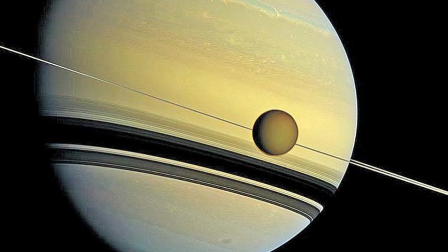 Titán se aleja de Saturno a gran velocidad