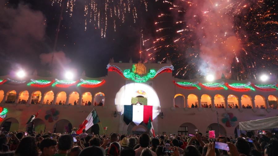 Viven neolaredenses fiesta mexicana con emotivo grito de independencia