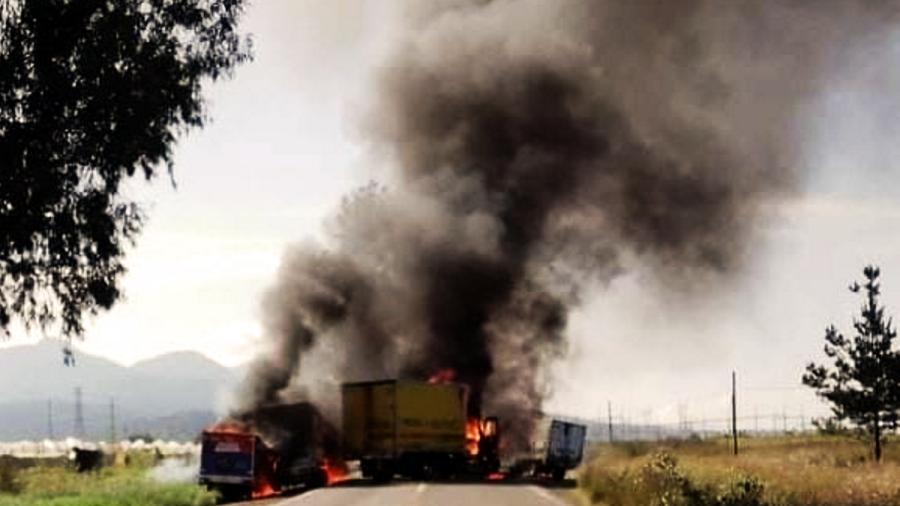 Normalistas queman 10 vehículos en Michoacán
