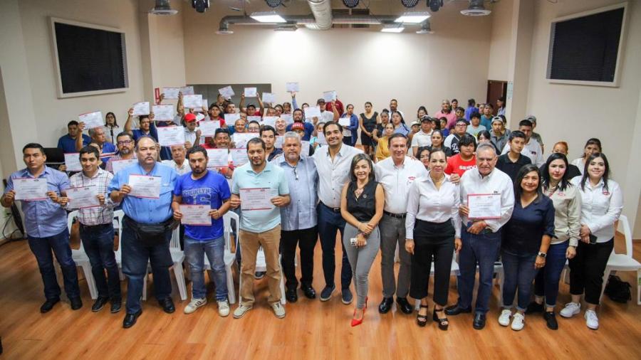 Entregó Presidente Carlos Peña Ortiz Constancias a graduados de Electricidad 