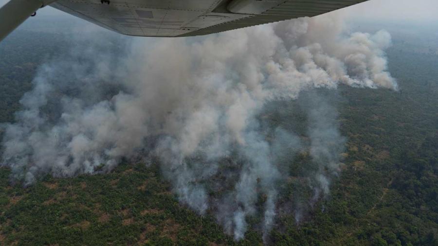 Comienza Brasil a apagar el fuego en la Amazonia