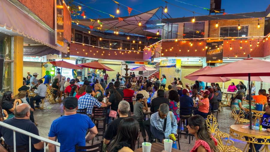 Dirección de Turismo realiza 5ª jornada del concurso de karaoke en el mercado ‘Maclovio Herrera’ en Nuevo Laredo