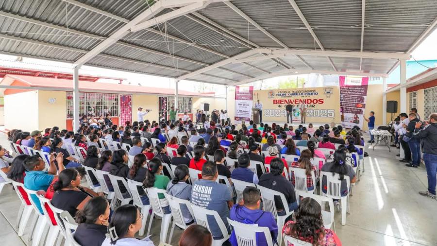 Entregó Alcalde Carlos Peña Ortiz tarjetas de Becas Rita Cetina
