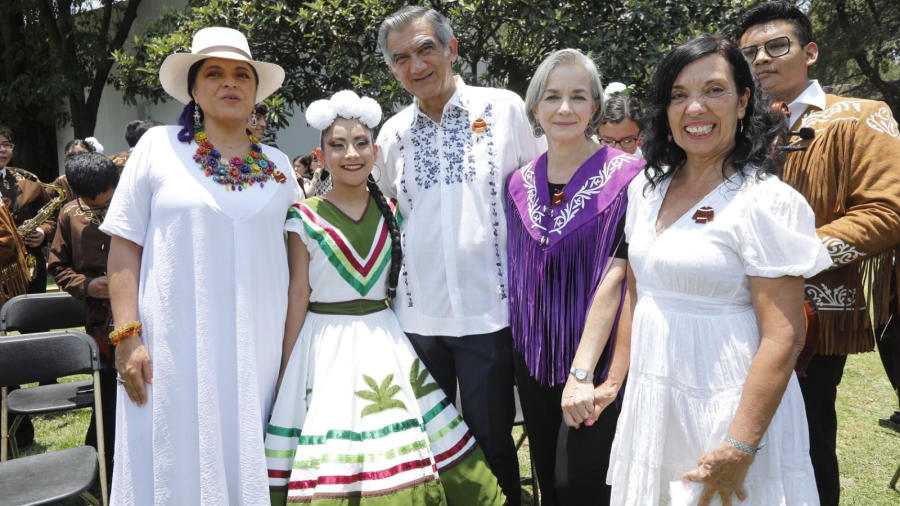 Festejan el Gobernador y la Dra. María a niñas y niños de Casa Hogar en Los Pinos