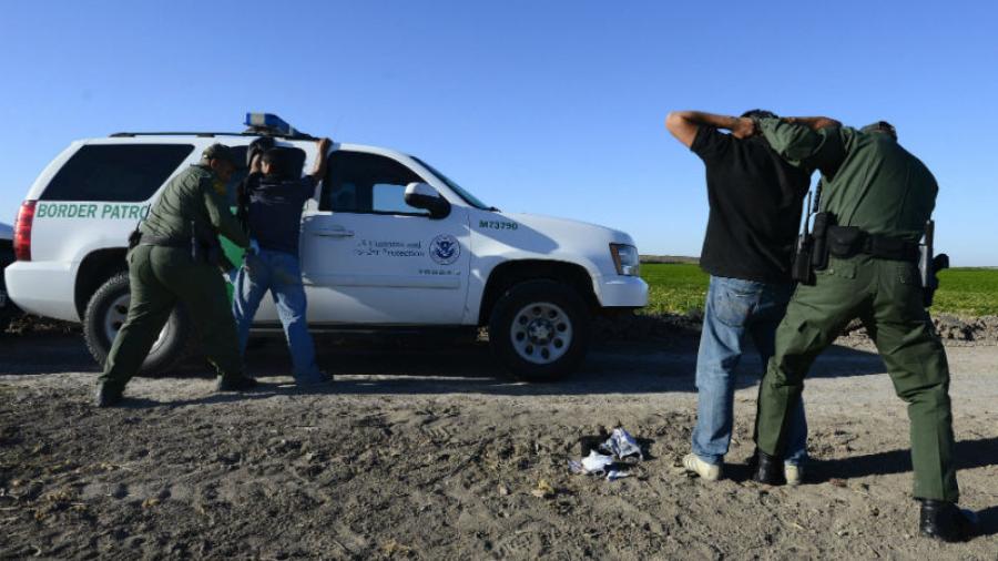 Arrestan a agente de EU por ayudar a ingresar a inmigrante