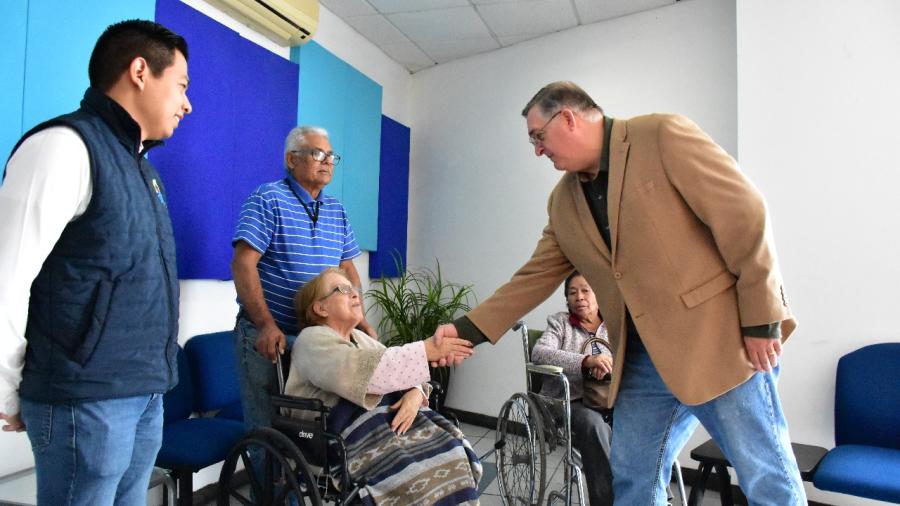 Entrega DIF Reynosa más apoyo a familias con sillas de ruedas y un andador