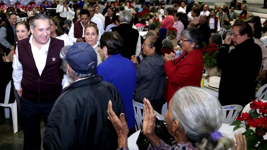 Lleva Adrián Oseguera espíritu navideño a adultos mayores 