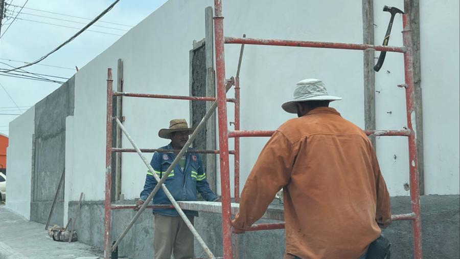 Sindicato llama a proteger albañiles del calor, su trabajo implica alto riesgo