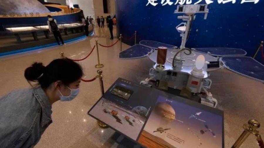 Logra China aterrizar pequeño robot en Marte