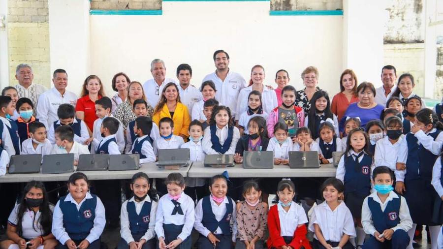 Entregó alcalde de Reynosa computadoras para fortalecer educación 