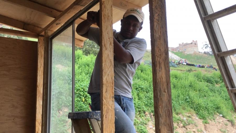 En Tijuana construyen casas para migrantes haitianos