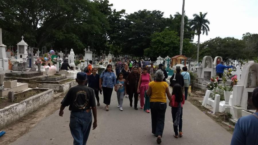 Acuden a los panteones de Tampico 25 mil personas