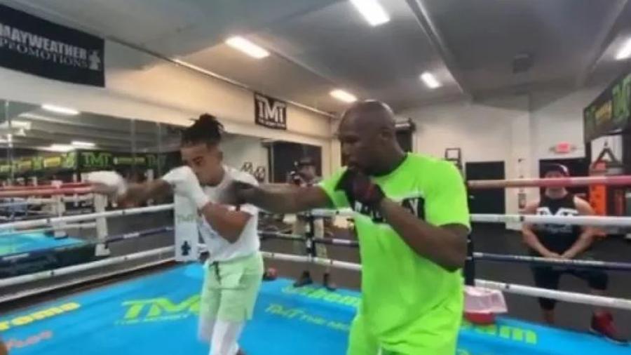 Ozuna realiza sesión de entrenamiento de boxeo con Mayweather