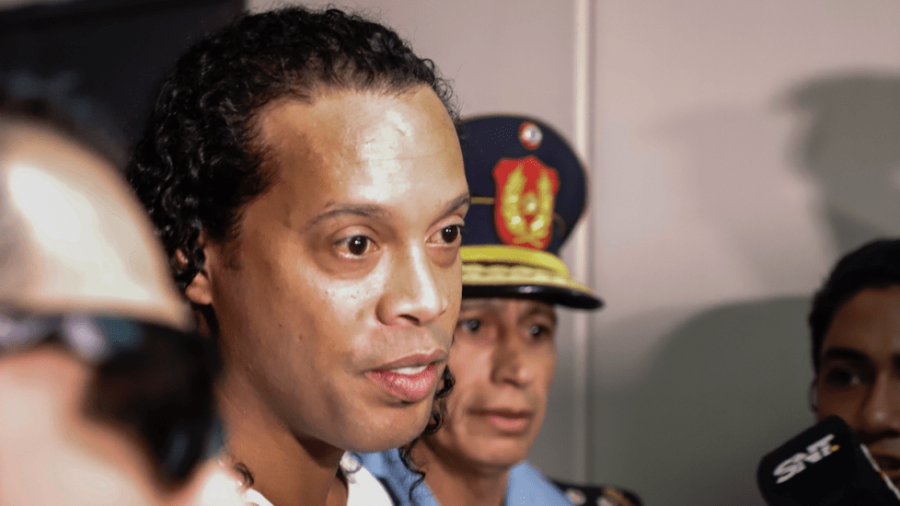 Ronaldinho es arrestado en Paraguay por falsificación de pasaportes