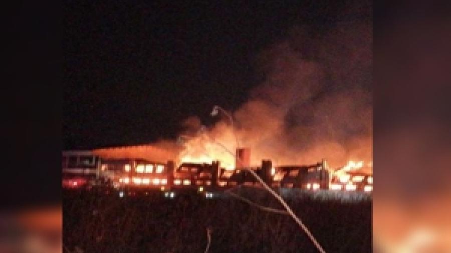Incendio consume bodega de cartón en Chalco, EdoMex