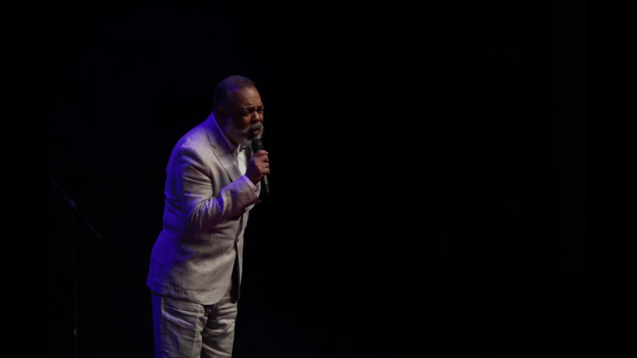 Deleita Francisco Céspedes a cientos de neolaredenses en concierto con causa 