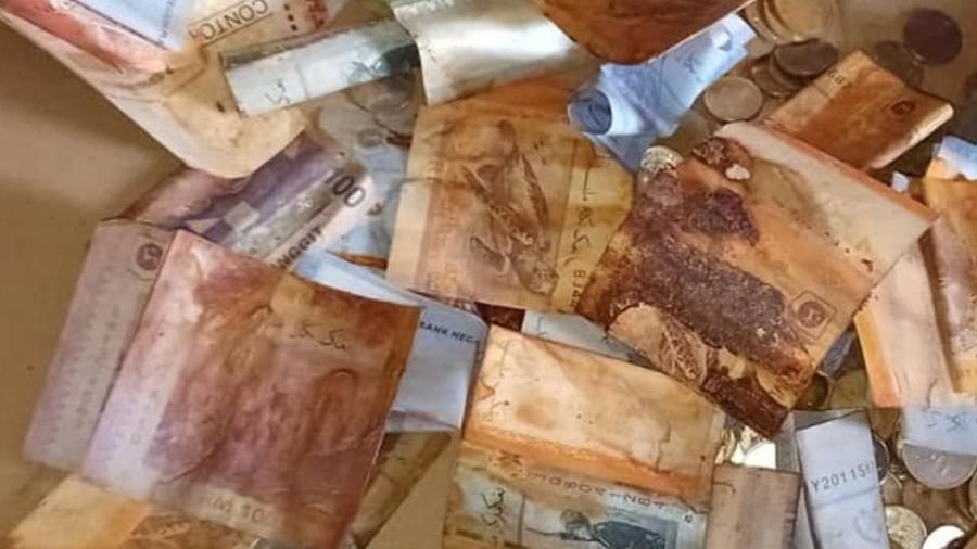 Hombre enlata su dinero y se pudre