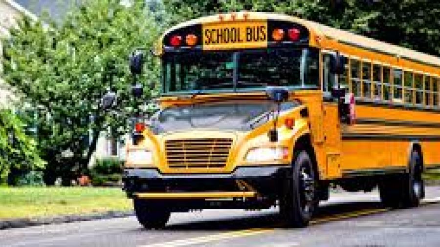 Fallecen tres personas en accidente de autobús escolar
