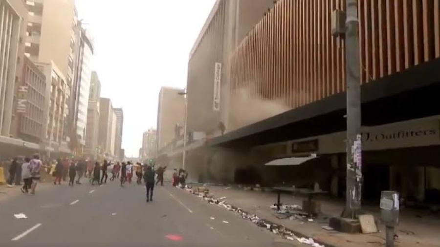 Por disturbios en Sudáfrica, mujer arroja a su bebé por la ventana de un edificio en llamas