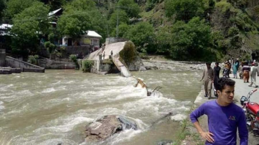 Por lo menos 5 muertos tras derrumbe de puente en Pakistán