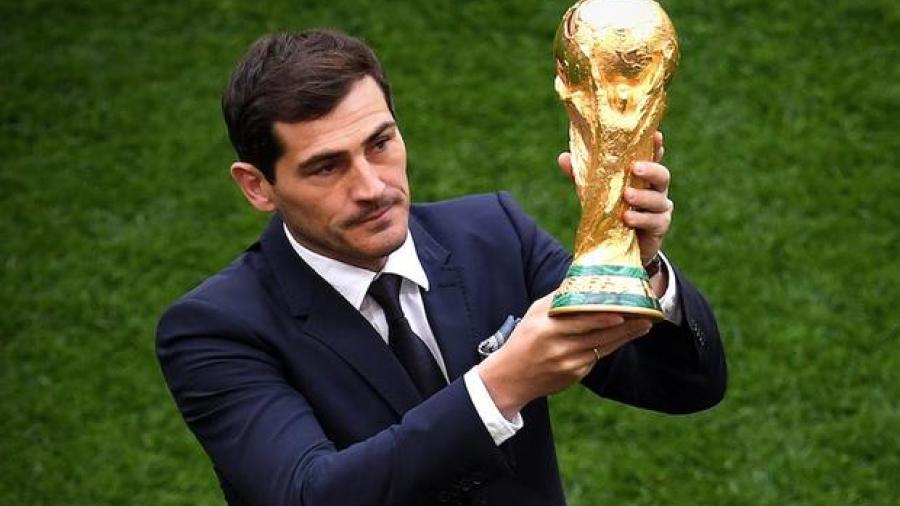 Iker Casillas presenta el trofeo de la Copa del Mundo