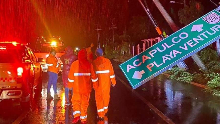 Huracán 'John' deja dos muertos en Guerrero por deslave