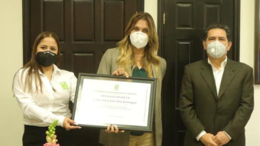 Reconocen estudiantes universitarios Becas de Titulación Profesional 