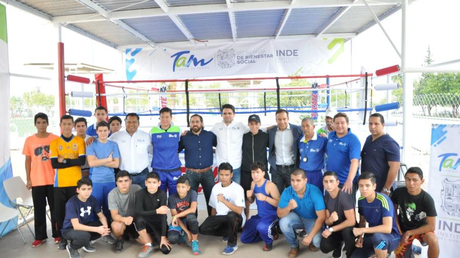 Reciben pugilistas nuevo ring de box