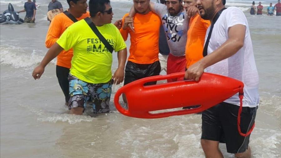 Salvavidas rescatan a bañista que se acalambro en la playa Bagdad 