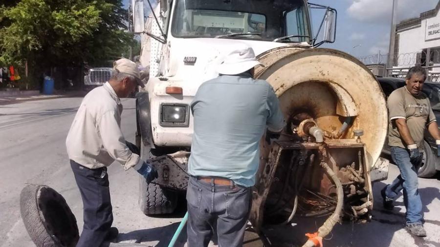 Comapa trabaja con equipo vactor