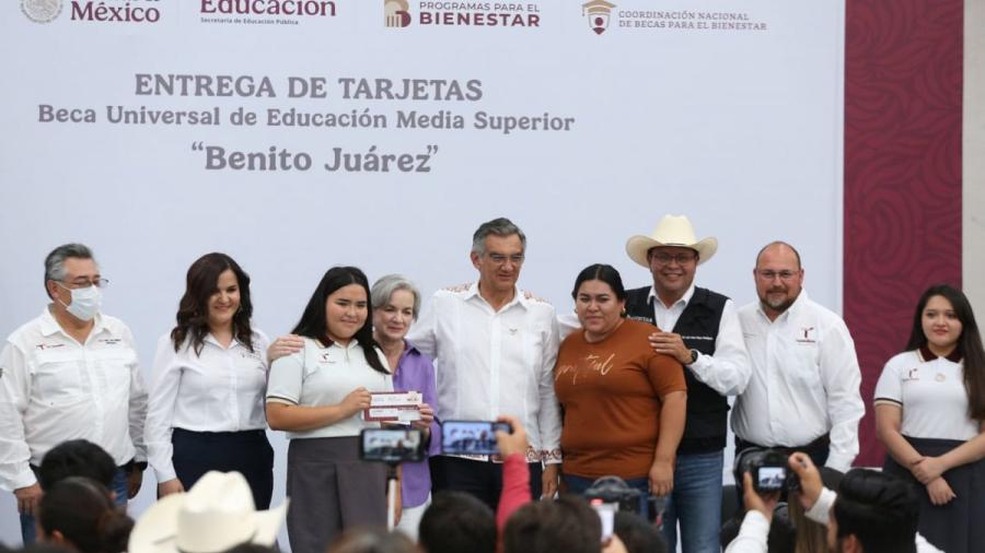 Atestigua Américo entrega de becas y destaca apoyo de la presidenta Claudia