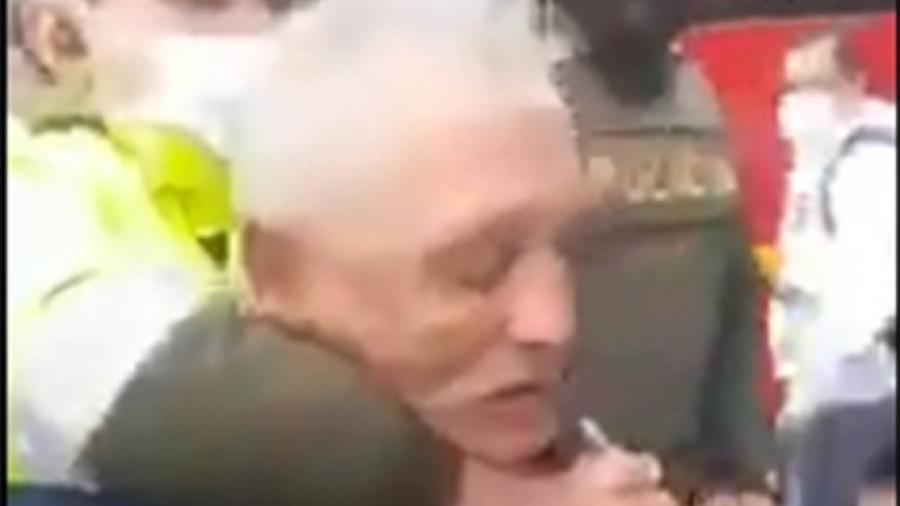 Indigna acción de policías tras someter a abuelito que vendía dulces