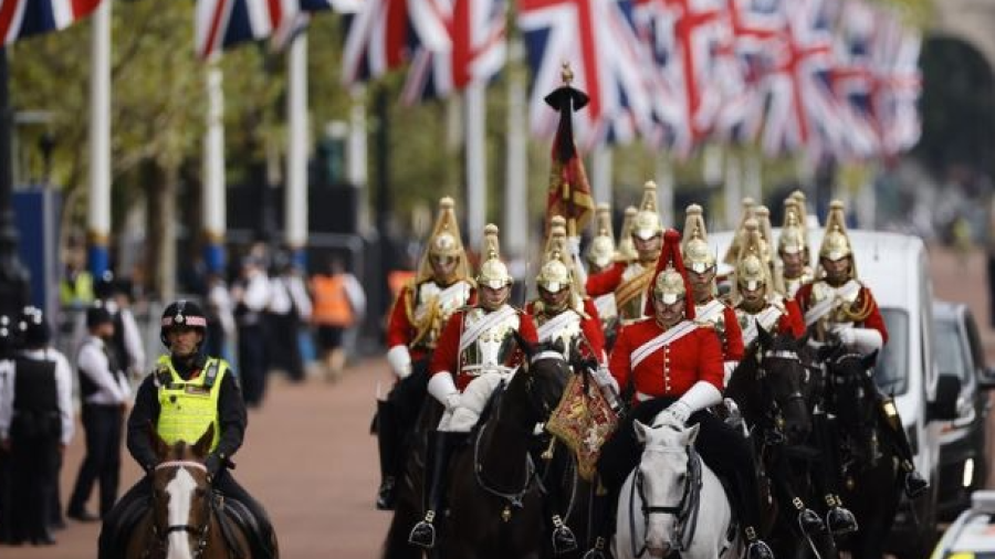 El cortejo fúnebre de Isabel II sale de Buckingham rumbo a la sede del Parlamento