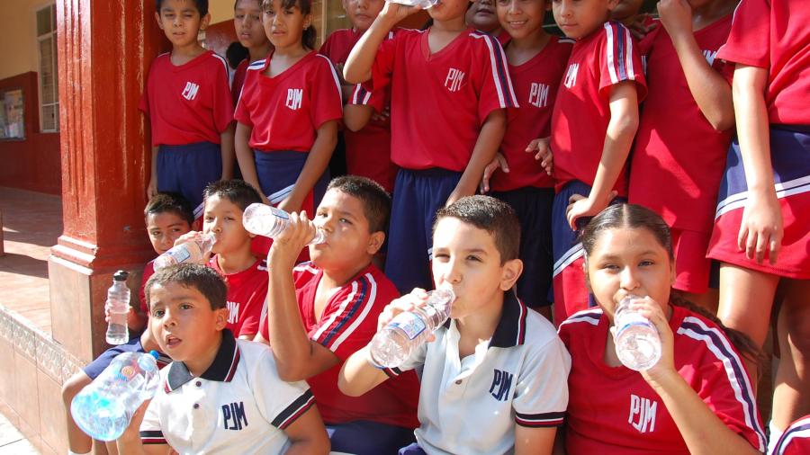 Secretaría de Salud llama a ciudadanos a mantenerse hidratados ante oleadas de calor 