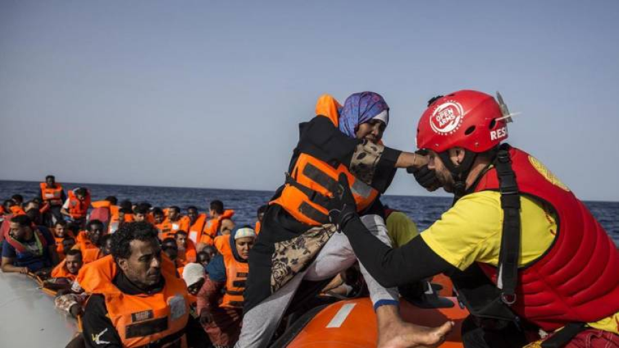 Autoriza España arribo de barco de ONG con 60 inmigrantes