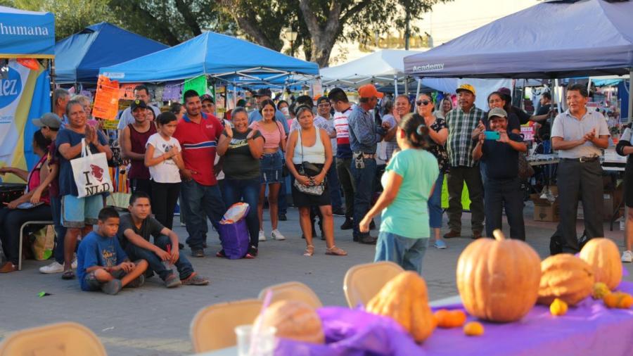 Disfrutan familias neolaredenses de Bazar Jovén Edición Halloween