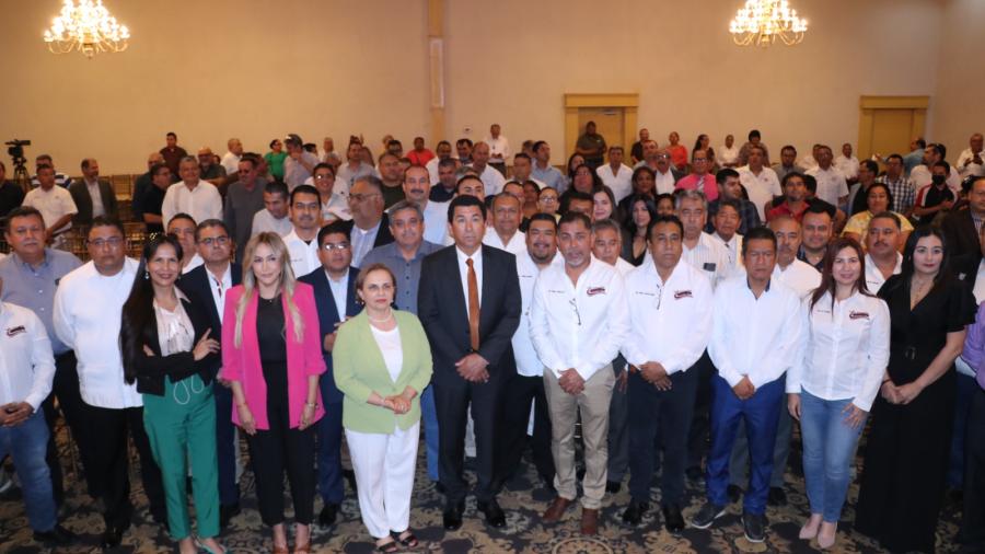 Alcalde Mario López toma protesta a nueva  Asociación Estatal integrada por Ex a Tec