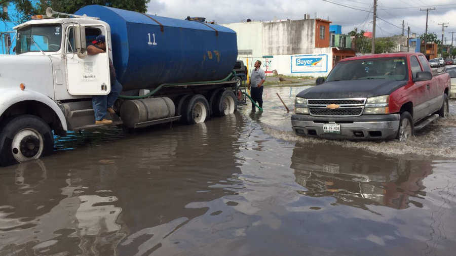 Desaguan calles inundadas en Matamoros 