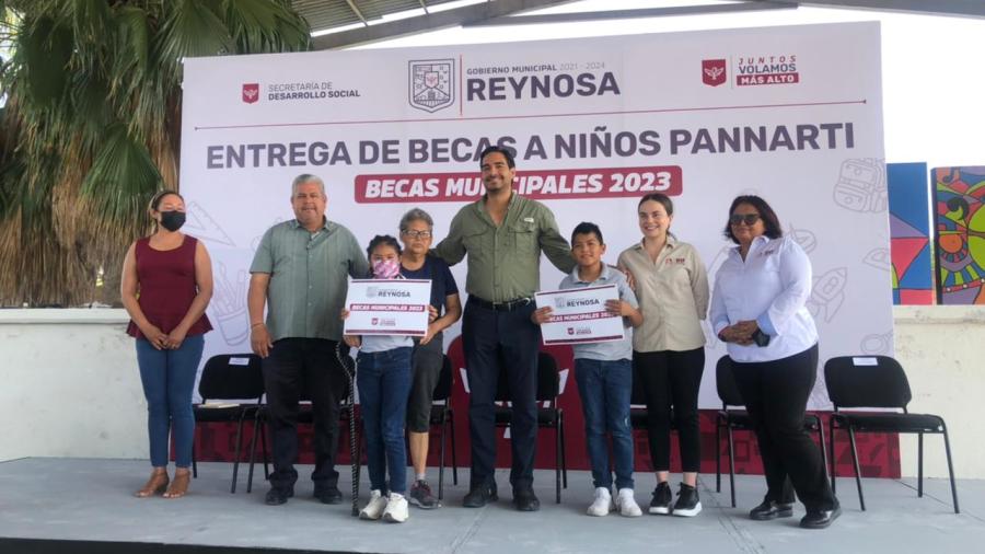 Entrengan folios de becas a menores del programa PANNARTI
