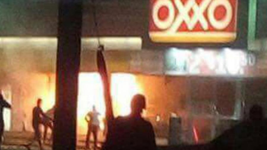 Cierran tiendas Oxxo en Apatzingán