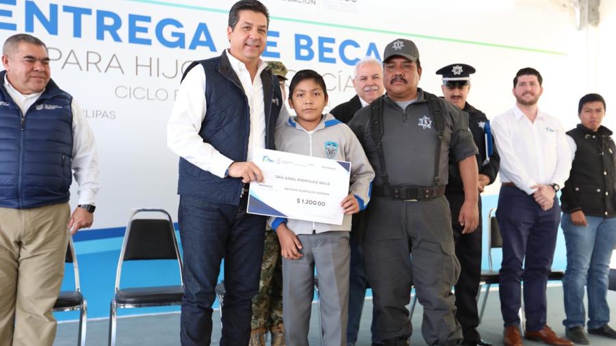 Gobernador de Tamaulipas entrega becas a hijos de polic&iacute;as