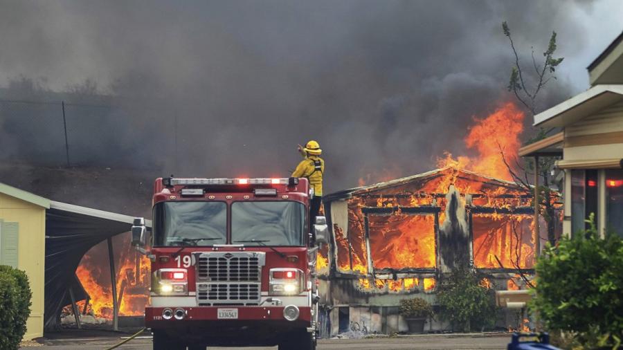 Incendios en California dejan un muerto y arrasan 40 edificaciones