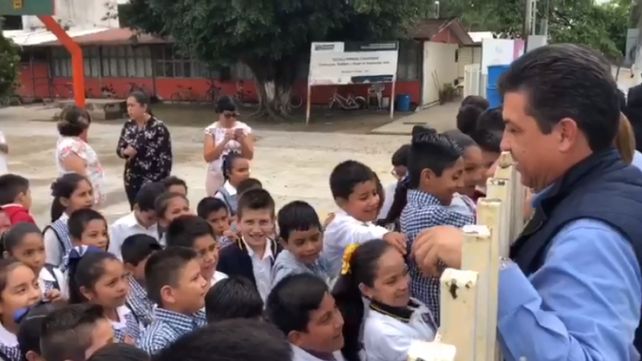 Saluda FGCDV y Mariana Gómez a niños de primaria