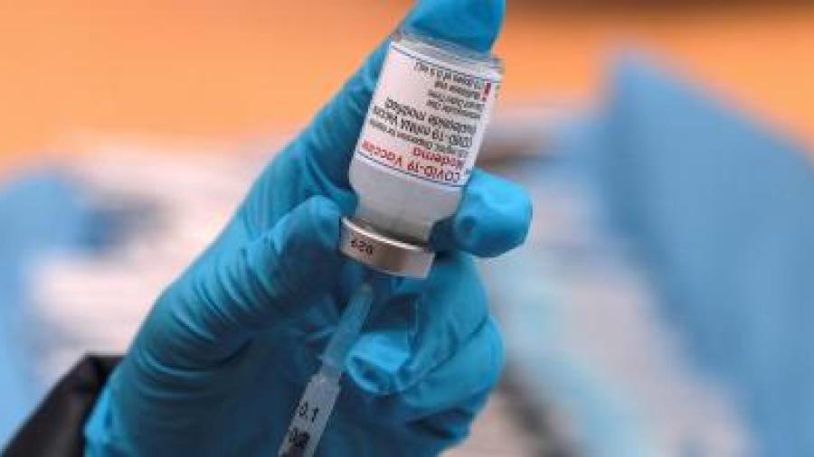 Aprueba Reino Unido vacuna de Moderna contra la variante ómicron