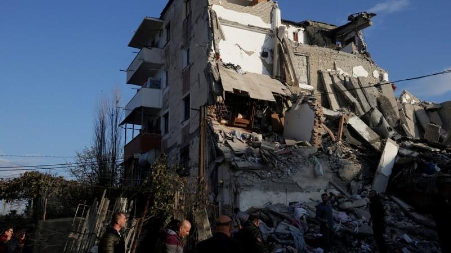 Rescatan a 46 personas con vida bajo los escombros en Albania