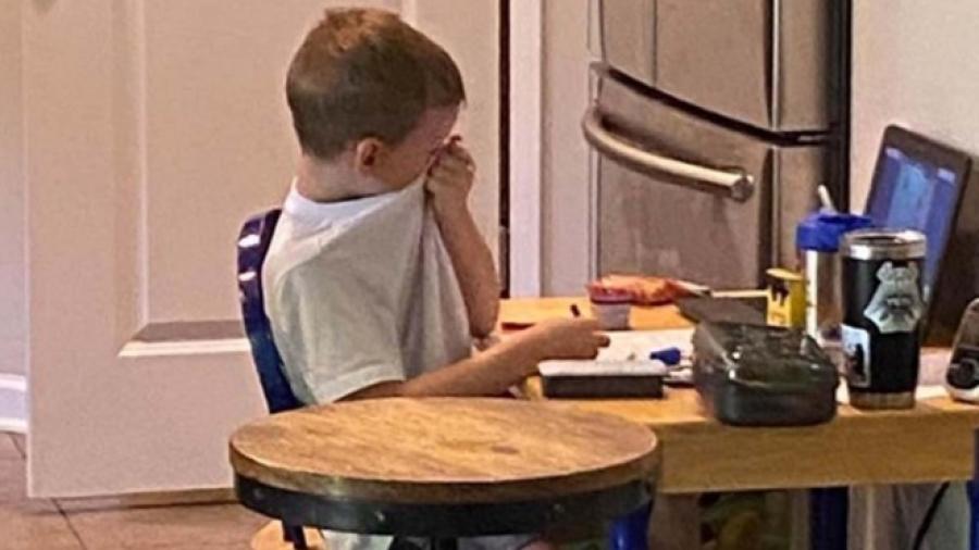 Madre capta a su hijo llorando ante frustración por clases en línea